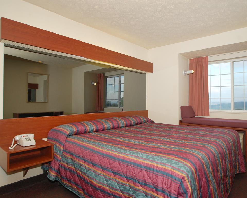 Knights Inn & Suites St. Clairsville Eksteriør bilde